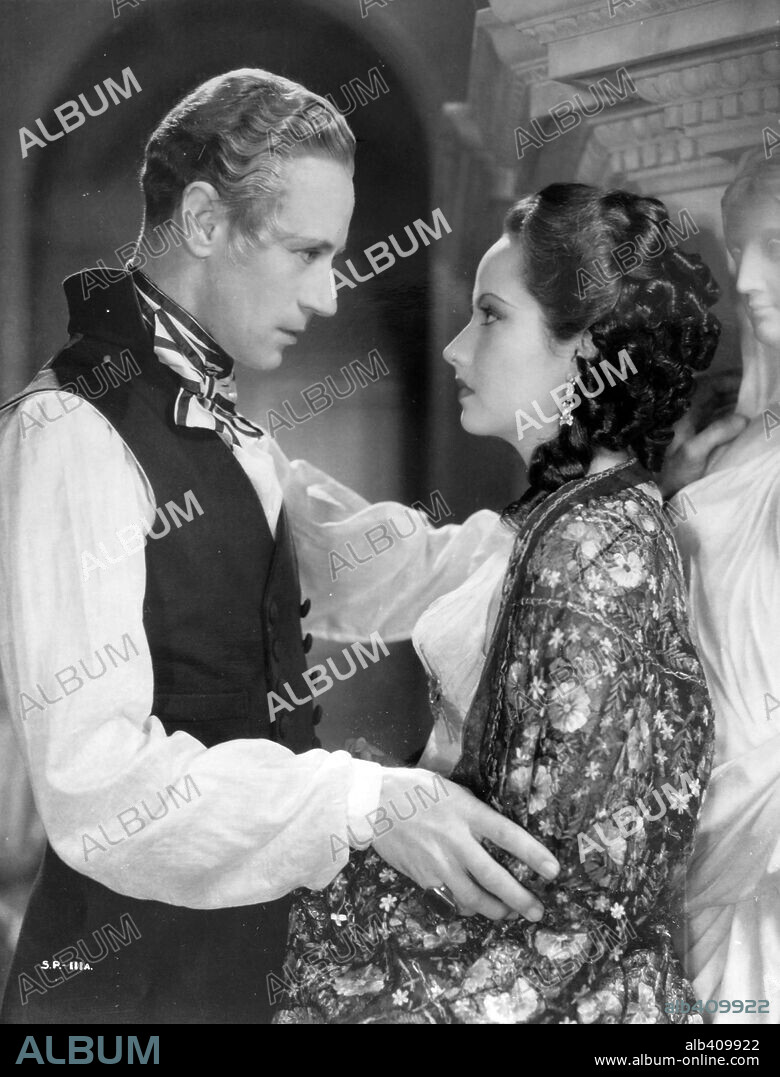 LESLIE HOWARD and MERLE OBERON in THE SCARLET PIMPERNEL, 1934, directed by HAROLD YOUNG. Copyright LONDON FILMS/UNITED ARTISTS.