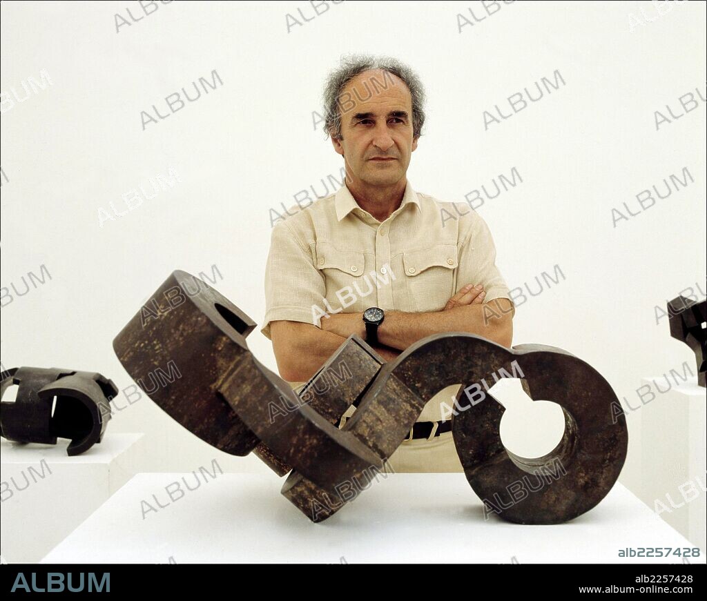 EDUARDO CHILLIDA. CHILLIDA , EDUARDO. ESCULTOR ESPAÑOL. SAN SEBASTIAN 1924 - 2002. ANTE UNA DE SUS OBRAS. RETRATO.