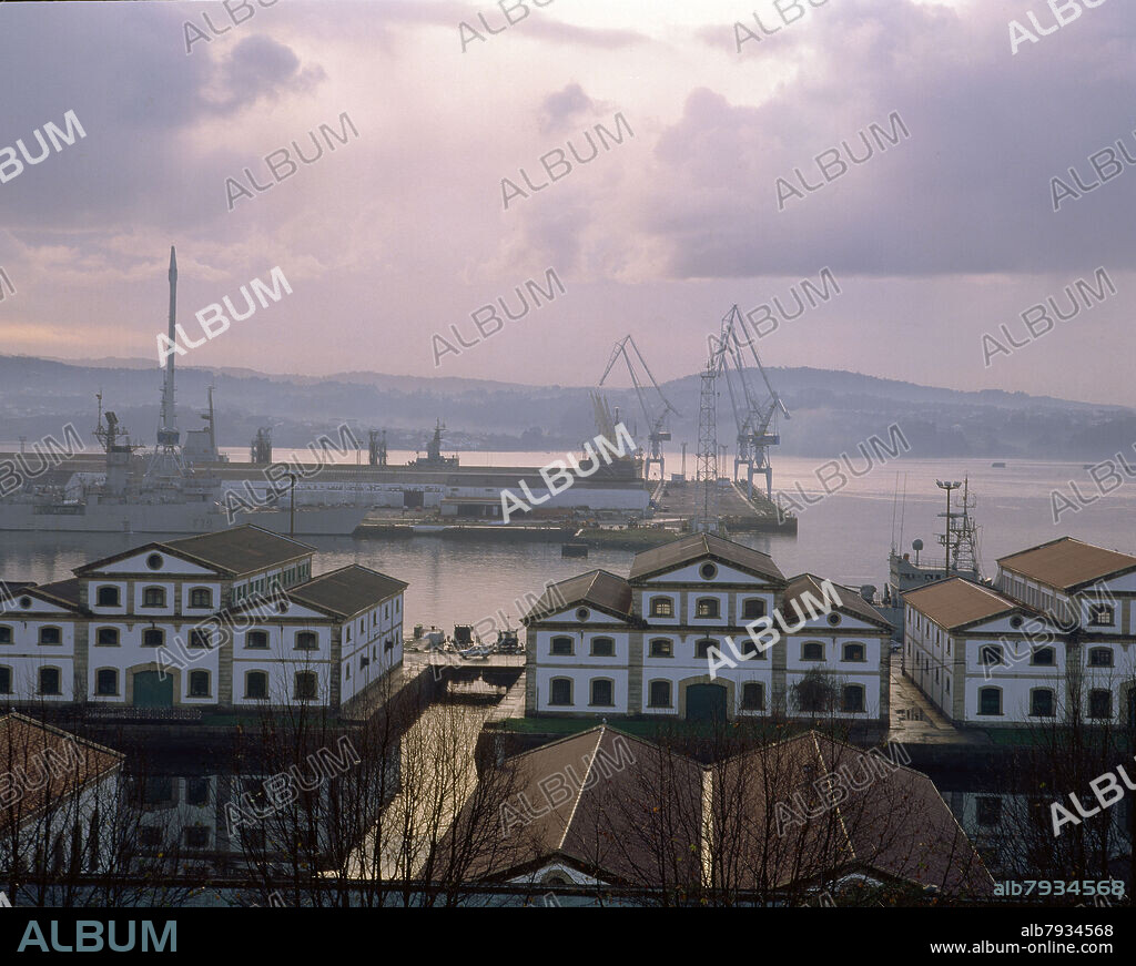 VISTA DE LA ZONA DEL PUERTO CON LOS ASTILLEROS AL FONDO - FOTO AÑOS 90.