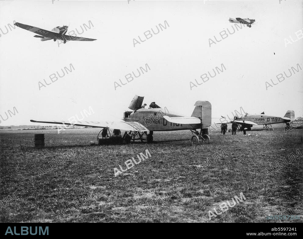 Köhl, Hermann Flieger, 1888-1938. Erster Transatlantikflug am 12./13.4. 1928 mit Günther Frhr. von Hünefeld und James Fitzmaurice: Die Ozeanmaschinen werden startfertig gemacht. Foto.