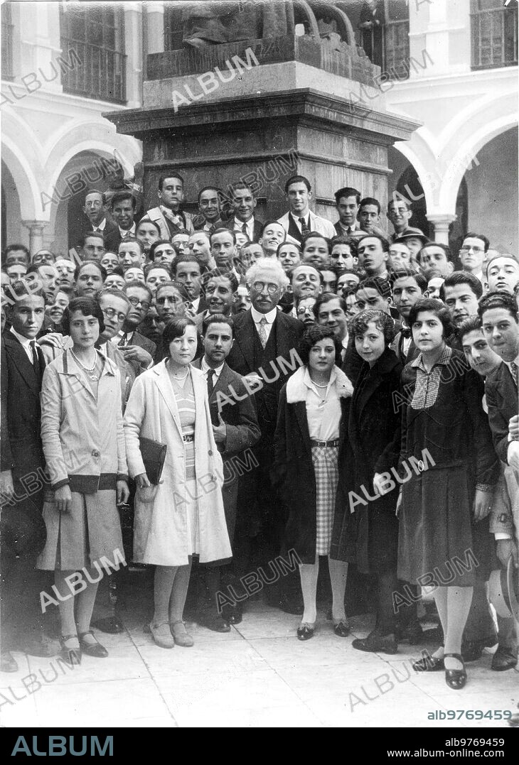 27 noviembre 1929. El Sr. W. Shepherd, Hispanista, notable profesor de la Universidad de Columbia, en nueva York, Rodeado de los Alumnos de la Universidad durante su visita A éste centro docente donde Dio una breve conferencia.