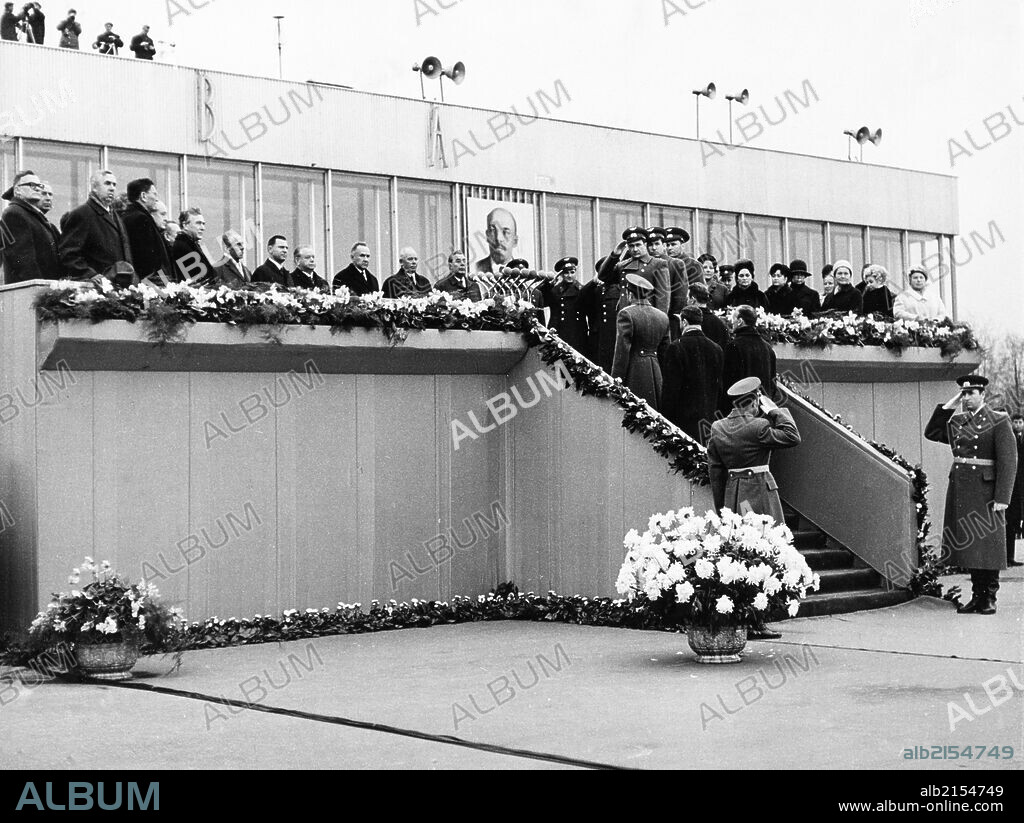 Yolda suratga olingan porno filmlarni onlayn tomosha qiling