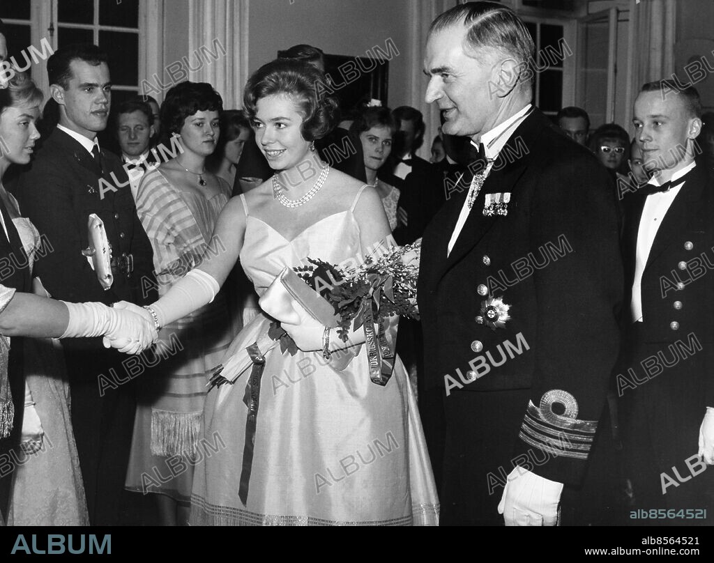 ARKIV TÄBY 19620203.. Gästerna anländer till Sjökrigsskolans årliga kadettbal på Näsby slott. Här ses prinsessan Christina bredvid kommendör Hans C:son Uggla. Bakom står prinsessans bordskavaljer, kadett Frank Rosenius.. Foto: Ingemar Berling / DN / TT / Kod: 5 . **SVD OUT**.