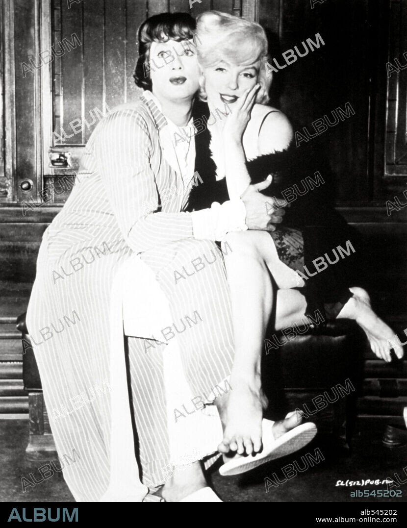 NORMA JEAN BAKER und JACK LEMMON. JACK LEMMON und MARILYN MONROE in MANCHE MÖGEN'S HEISS, 1959 (SOME LIKE IT HOT), unter der Regie von BILLY WILDER. Copyright UNITED ARTISTS.