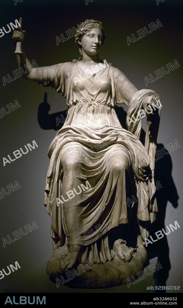 MUSAS GRIEGAS, hijas de Zeus y de Mnemosine. Eran nueve e inspiraban las artes. MUSA CLIO. Se le atribuye la FAMA DE LA HISTORIA. Estatua de mármol procedente de la Villa Adriana. Pertenece a la colección de la reina Cristina de Suecia.