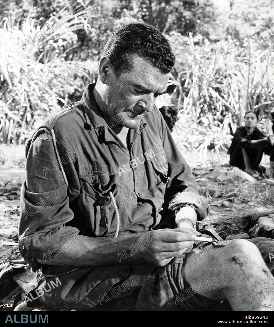 JACK HAWKINS en EL PUENTE SOBRE EL RÍO KWAI, 1957 (THE BRIDGE ON THE RIVER KWAI), dirigida por DAVID LEAN. Copyright COLUMBIA PICTURES.