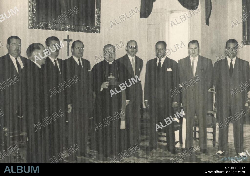 1965. Fernandez de Cordova, junto al obispo y la Directiva de las Cofradias. Fernando Fernandez de Cordova y Martel visita al obispo Manuel Fernandez-Conde en Compañia de los Integrantes de la junta Directiva de la Agrupacion de Cofradias.
