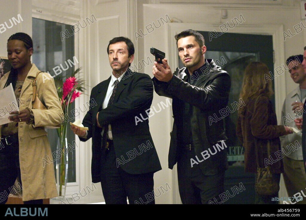 OLIVIER MARTINEZ in TAKING LIVES, 2004, directed by D. J. CARUSO. Copyright WARNER BROS. PICTURES.