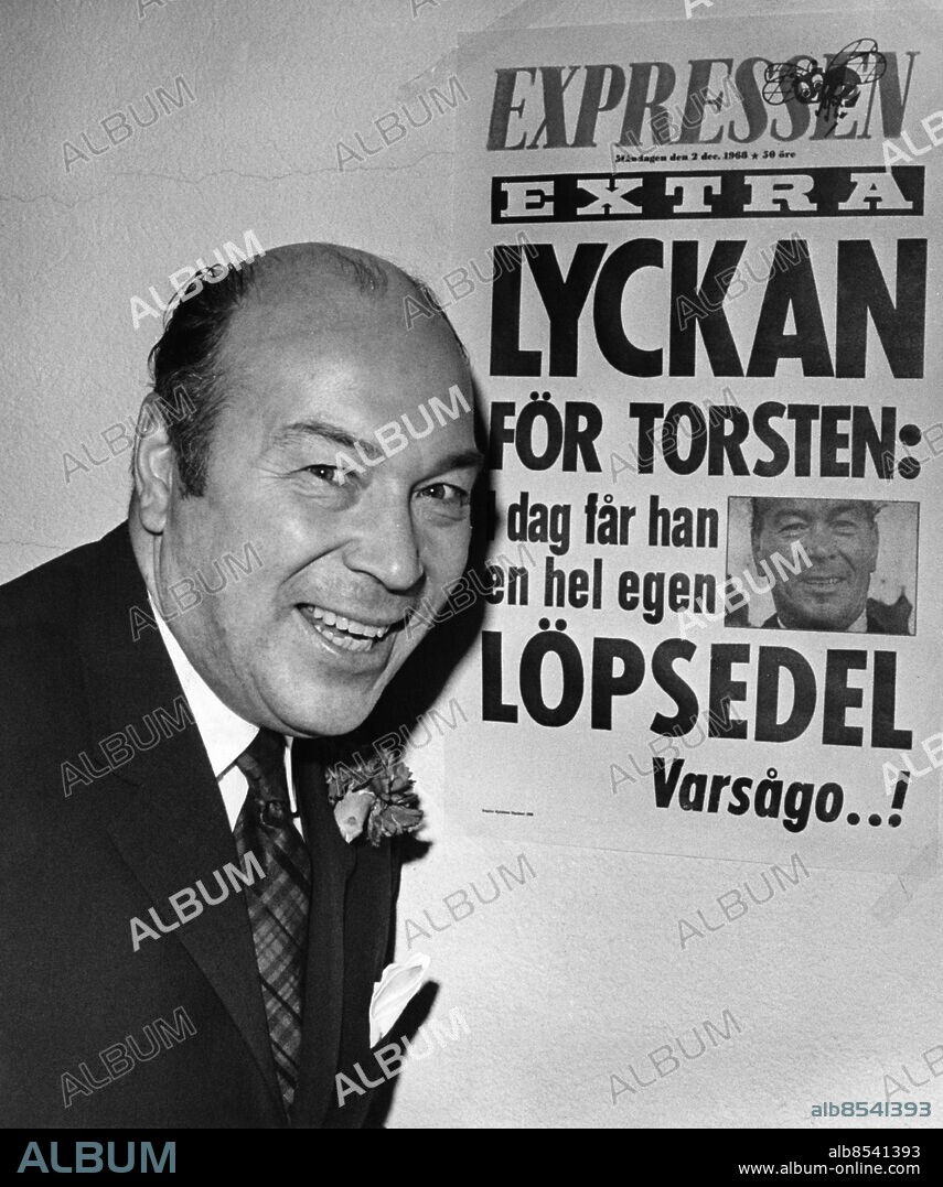 ARKIV 19681202. Journalisten och PR-mannen Torsten Adenby fyller 50 år och har fått en egen löpsedel av tidningen Expressen.. Foto: Jan Wirén / EXP / TT / Kod: 48. **AFTONBLADET OUT**.