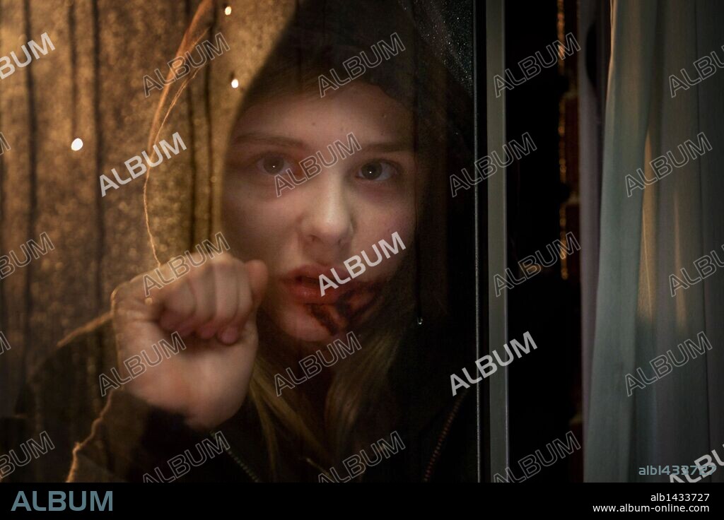 CHLOE GRACE MORETZ en DEJAME ENTRAR, 2010 (LET ME IN), dirigida por MATT REEVES. Copyright HAMMER FILM PRODUCTIONS.