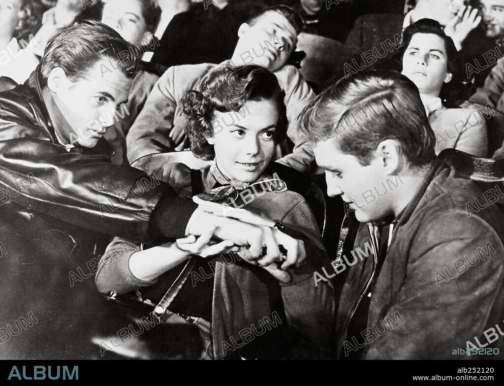 DENNIS HOPPER and NATALIE WOOD in REBEL WITHOUT A CAUSE, 1955, directed by NICHOLAS RAY. Copyright WARNER BROTHERS.
