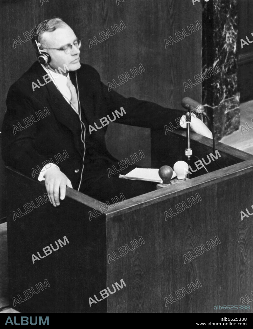 Hans Bernd Gisevius und Hans-Bernd Gisevius. Author ("Until the bitter end") Hans-Bernd Gisevius during his testimony as defence witness for former Reich Interior Minister Wilhelm Frick on 24 April 1946 at Nuremberg palace of justice. 24/04/1946