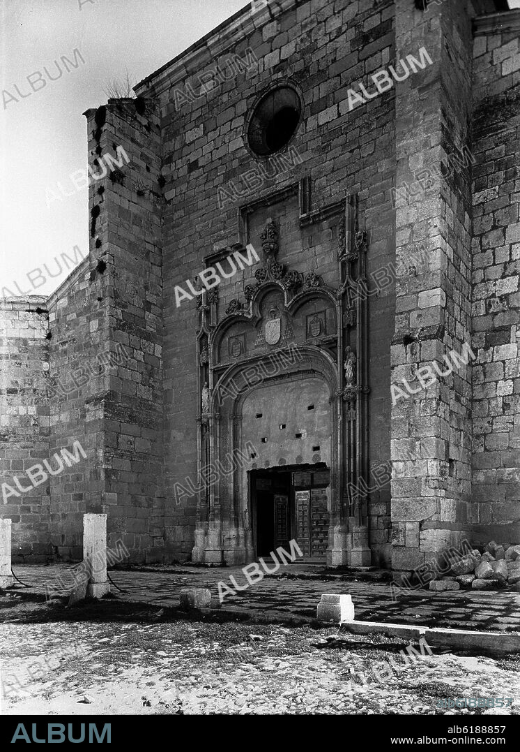 PEDRO DE GUMIEL. PORTADA DE LA IGLESIA MAGISTRAL O DE SAN JUSTO Y SAN PASTOR - SIGLO XV-XVI - FOTOGRAFIA EN BLANCO Y NEGRO - AÑOS 60.