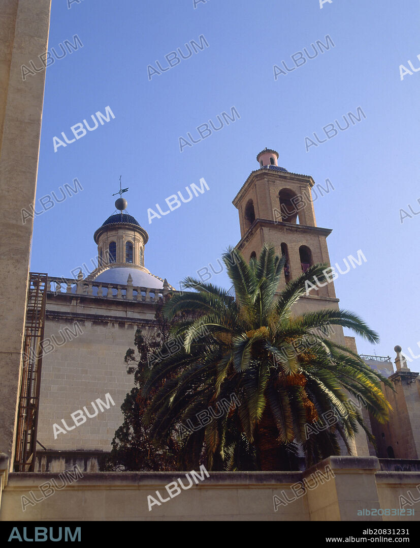 EXTERIOR - TORRE CAMPANARIO Y  LINTERNA DE LA CUPULA.