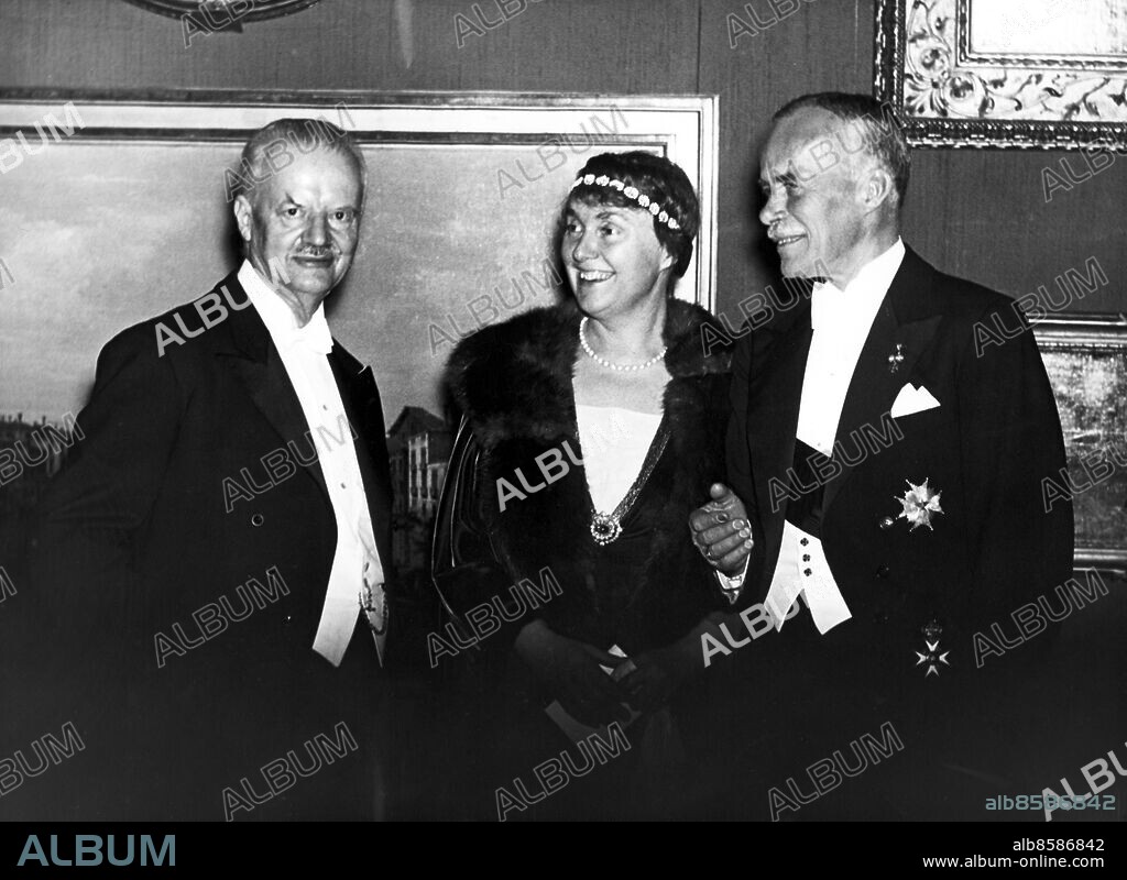 STOCKHOLM 1935-12.. Orig. bildtext... NOBEL-SOIRÉE AT NATIONAL ART GALLERY Professor Spemann and Prince and Princess of Wied. Anm. H Spemann, 1869-1941, tysk zoolog. Nobelpriset i medicin 1935. Victor, Prinz zu Wied, 1877-1946, tysk envoyé i Stockholm 1933-1943 Trio persons: VICTOR, PRINS AV WIED;HANS SPEMANN sites: STOCKHOLM;SVERIGE;TYSKLAND*.