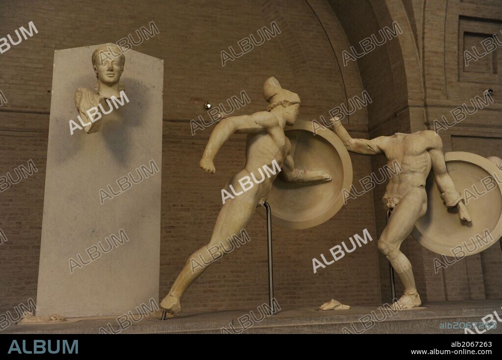 ARTE GRIEGO. GRECIA. Grupo escultórico del Frontón Este del templo de Egina, donde ser representa la Guerra de Troya. Alrededor de 480 aC. De izquierda a derecha: Atenea, Priamo con escudo y casco, guerrero griego. Glyptothek. Munich. Alemania. Europa.