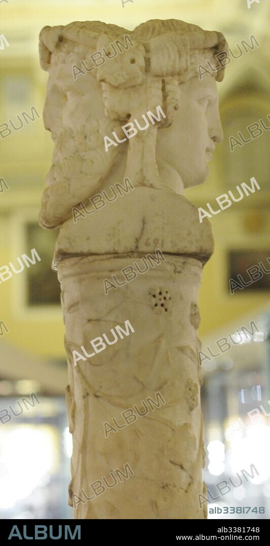 Pequeña columna con hiedra. Detalle del capitel con dos caras. Mármol. Siglo I. Procede de la Casa de los Vettii, Pompeya. Italia. Small column with ivy. Marble. 1st century AD. From House of the Vettii, Pompeii. Italy.