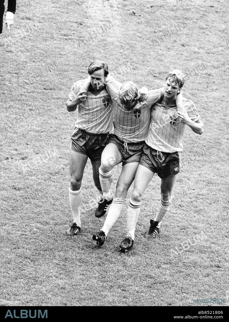 Stockholm 1983-06-09. Håkan Sandberg hjälps av plan av Dan Corneliusson och Ulf Eriksson efter 25 minuter i EM-kvalet mot Rumänien på Råsunda . Foto: Lars Epstein / DN / TT / Kod: 83. ** SvD OUT **.