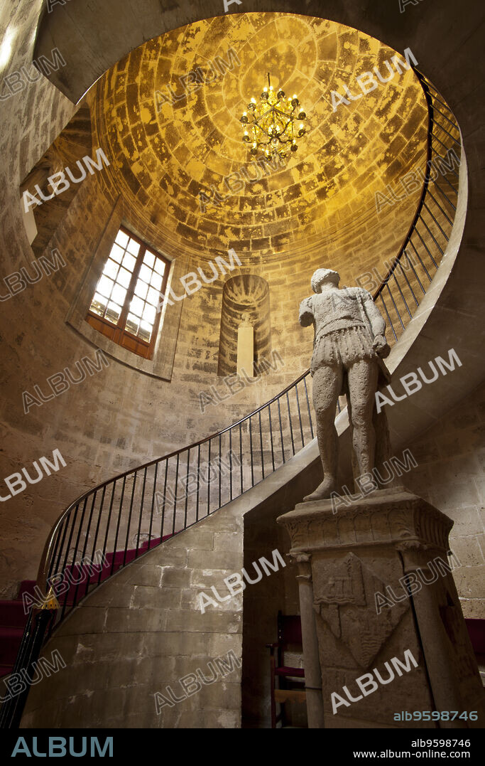 Escalera elíptica de caracol ,siglo XIX, y estatua del navegante Jaume Ferrer. Consolat de Mar, (sede para la presidencia del Govern Balear), siglo XVII.Palma.Mallorca.Balearic Islands. Spain.
