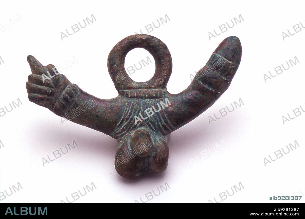 Amuleto fálico en forma de media luna, con un falo en un extremo y
la mano haciendo la "higa" por el otro. Entre ambos motivos, en la
parte inferior un falo completo. Anilla de suspensión en la parte
superior. Todo en una pieza. Altura = 6,40 cm; Anchura máxima = 9,50 cm.