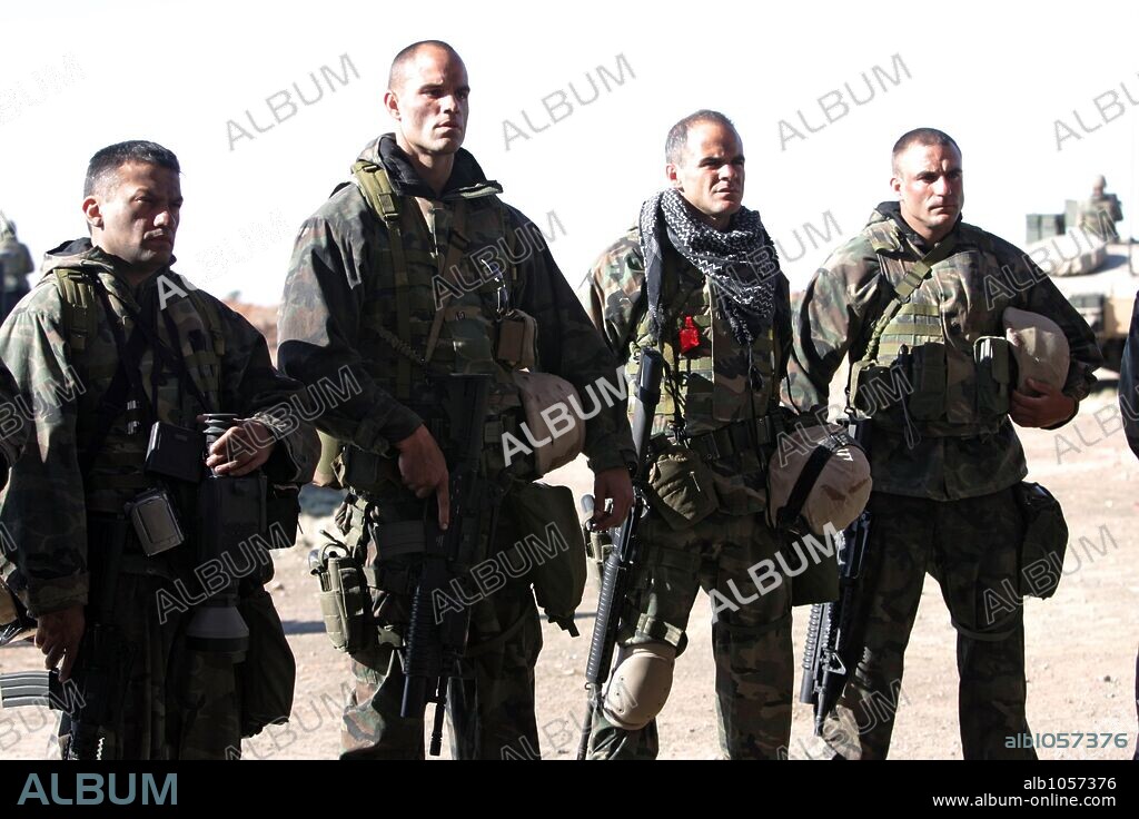 BRIAN WADE, DAVID BARRERA, ERIC KOCHER and MICHAEL KELLY in GENERATION KILL-TV, 2008, directed by SIMON CELLAN JONES. Copyright HBO / SCHIRALDI, PAUL.