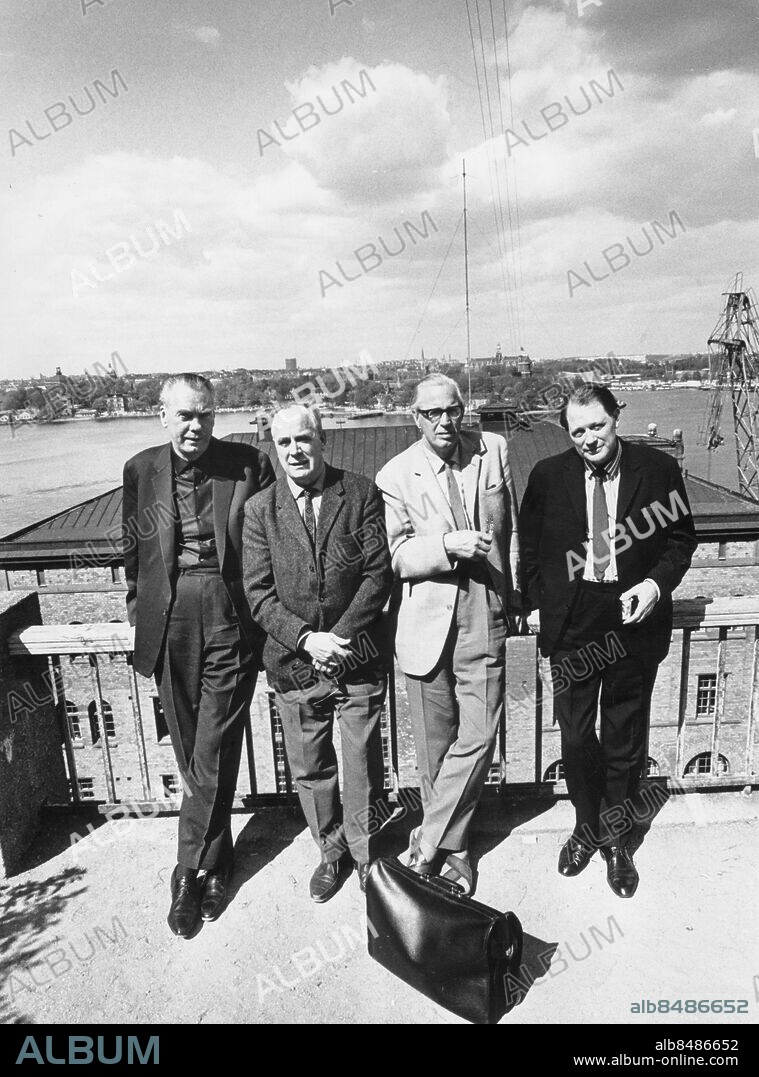 STOCKHOLM 1965-07.. Orig. bildtext... FEM UNGA fr.v. Artur Lundkvist, Erik Asklund, Gustav Sandgren, Harry Martinson Anm. A. Lundkvist, 1906-1991, författare och litteraturkritiker, medlem av Svenska Akademien från 1968 E. Asklund, 1908-80, författare H. Martinson, 1904-1978, författare, nobelpristagare i litteratur 1974 tillsammans med Eyvind Johnson G. Sandgren, 1904-83, författare bl.a. till flera radioteaterpjäser J. Kjellgren, 1907-1948, författare Fem unga - ung litterär antologi - gruppbeteckning i litteraturhistorien för dessa författare Utsikt Portföljer Se även BAS305, BAO777 persons: HARRY MARTINSON;GUSTAV SANDGREN;ERIK ASKLUND;ARTUR LUNDKVIST;JOSEF KJELLGREN* sites: SVERIGE;STOCKHOLM.