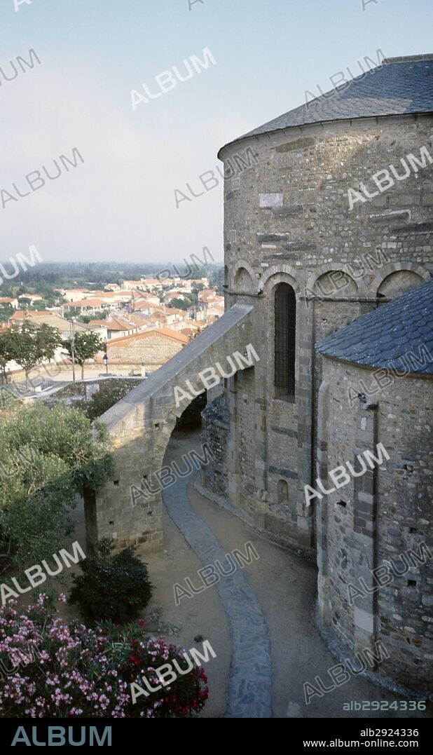 ARTE ROMANICO. FRANCIA. IGLESIA DE ELNA (siglo XI). Antigua catedral dedicada a Santa Eulalia, comenzada en el año 1042. Vista parcial de los ABSIDES CIRCULARES. Rosellón.