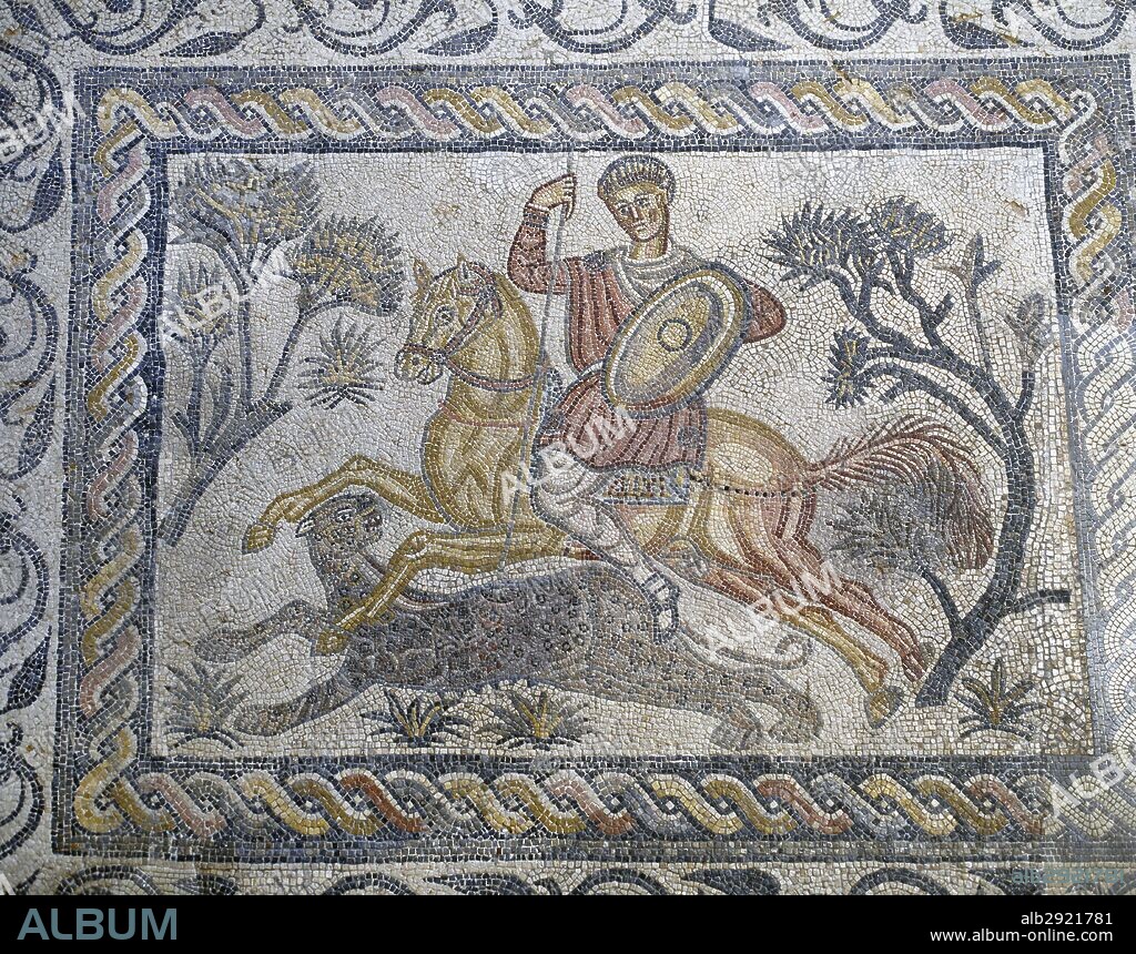 Detalle del panel central de un mosaico romano donde se representa la escena de LA CAZA DE UNA PANTERA. Fechado en el siglo IV d. C. Villa de las Tiendas. Museo Nacional de Arte Romano. Mérida. Provincia de Badajoz. Extremadura. España.