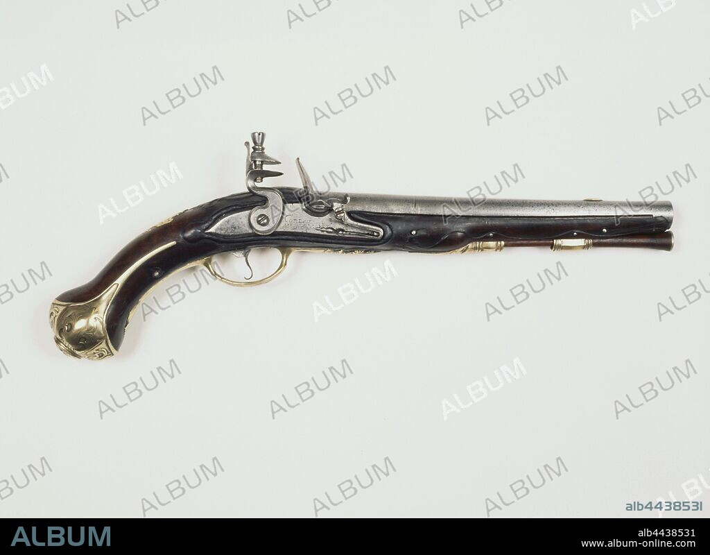 Flint gun, iron round barrel with profile bands halfway and at the end of the barrel, a small oblong grain of brass. The drawer is made of wood and has notched rocaille work around the loading stick tube. Iron lock plate with iron rooster, the end of the steel spring has a leaf shape. In addition to the steel spring on the flat lock plate the name 'CORBEAU A MAASTRICHT'. Wooden flask with brass flask in which the face of a monster is made surrounded by curly leaves. The trigger guard is entirely made of brass with a curly blade on the bottom. Underneath the drawer the loading stick tube which is machined on the outside with brass. The loading stick is made of wood and has a brass head, Netherlands, Corbeau, Maastricht, c. 1700 - c. 1750, vizierkorrel, kolfkap, trekkerbeugel, lade, kolf, slotplaat, haan, loop, engraving, l 23.8 cm d 15.8 mm l 39.9.