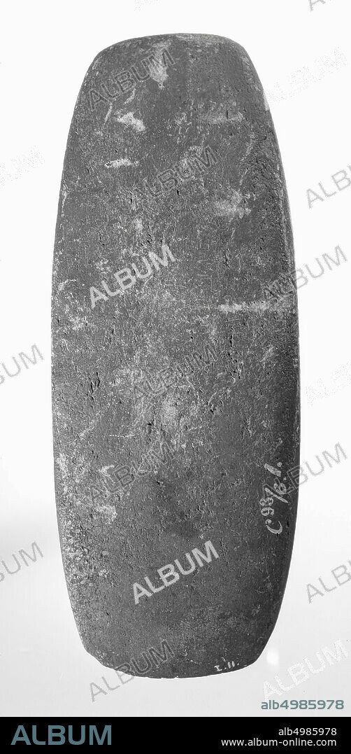 chisel or wedge of brown limestone, with sharp cut, and four flat sides, ax, stone, length: 22.5 cm, prehistoric -4000.