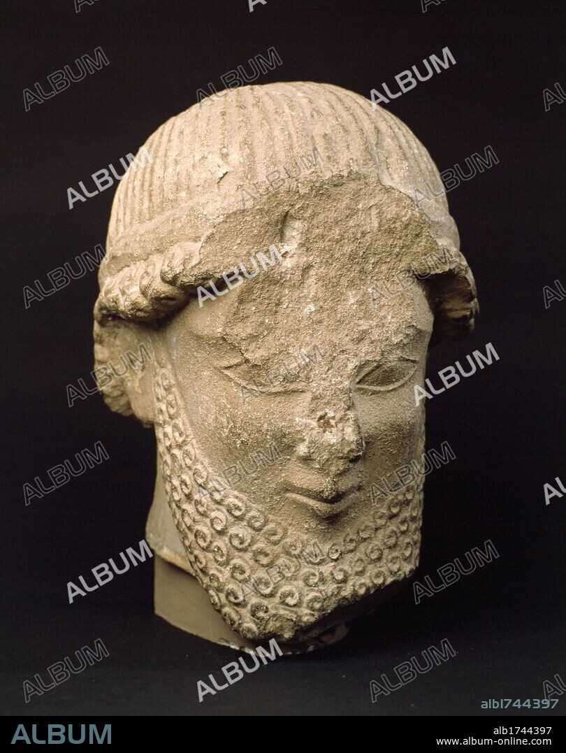Madrid, M.A.N. Arte Edad Antigua. Cabeza masculina. Piedra caliza. Alt.29, anch. 21, prof. 16. Fines del s. via.c. Procedencia: Lárnaca, Chipre. Misión a Oriente de la tragata Arapiles. Donación de D. RIcardo Colucci, cónsul de Italia en Chipre.
