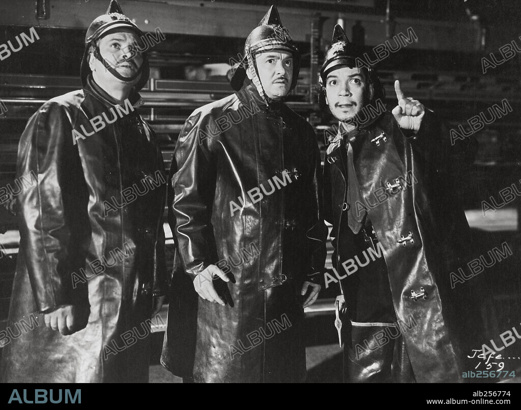 CANTINFLAS en EL BOMBERO ATÓMICO, 1952, dirigida por MIGUEL M. DELGADO. Copyright POSA FILMS, S.A.
