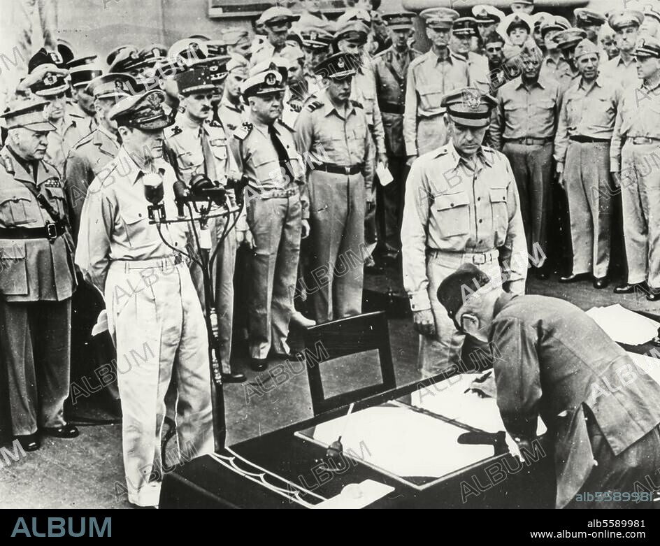 2. Weltkrieg / Krieg im Pazifik 1941-45:. Unterzeichnung der bedingungslosen Kapitulation Japans, auf dem US-Schlachtschiff "Missouri", in der Bucht von Tokio am 2. September 1945. General Yoshigiro Umezo bei der Unterzeichnung der Kapitulationsurkunde. Foto.